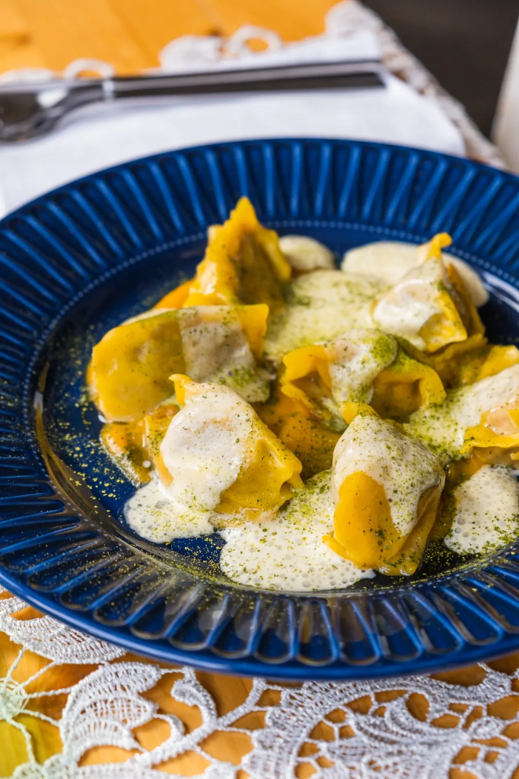 Tacos con pollo affumicato, peperone al forno e maionese ai capperi su tortilla di mais