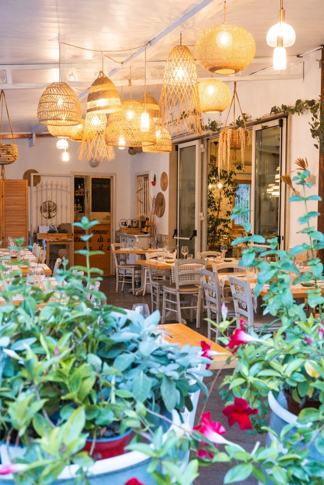 Interni Pepenero Bistrot con grande vetrata e legno naturale